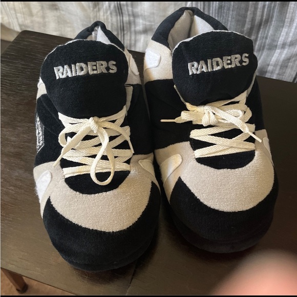 Raiders Youth Plush Slippers size Large Product Description - Picture 6 of 7